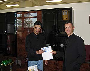 Борис Ботманов (слева) — первый клиент Центра офисной мебели ЮНИТЕКС-Север, который воспользовался купоном на бесплатную доставку